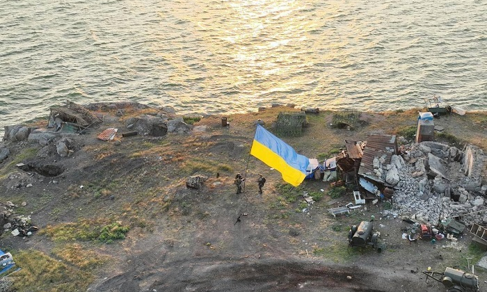 Как украинские бойцы флаг Украины на остров Змеиный возвращали (видео)