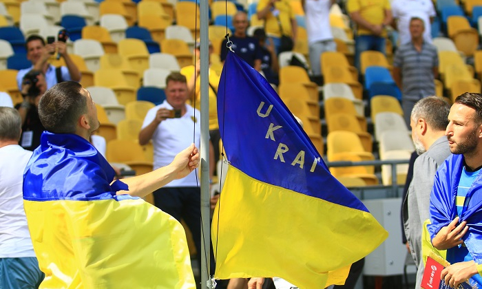 Прапор із 46-річною історією, Павелко та Петраков – на трибунах. Як стартував воєнний сезон УПЛ (фоторепортаж)