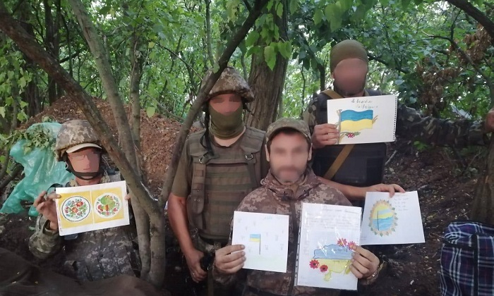 «Все будет Украина»: школьники Киевской области передали детские рисунки защитникам Украины на передовую
