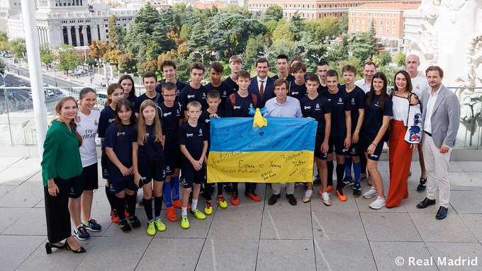 Группа украинских детей в сопровождении Икера Касильяса посетила мэрию Мадрида - Лига чемпионов