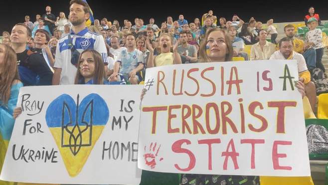 Під час матчу АЕК – Динамо в українських уболівальників відібрали антиросійський плакат - Ліга Європи