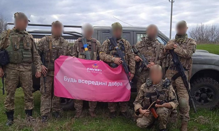 Favbet Foundation разом із партнерами передав ЗСУ п’ять автомобілів, спальні мішки і «буржуйки»