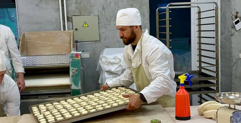 Ломаченко показав фото, як випікав просфіри у Лаврі - Інша сторона