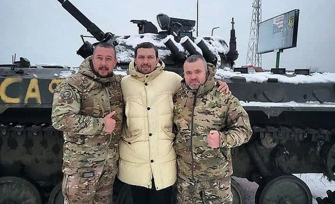Фото дня: Олександр Усик зустрівся з бійцями груп ТОР та Сафарі