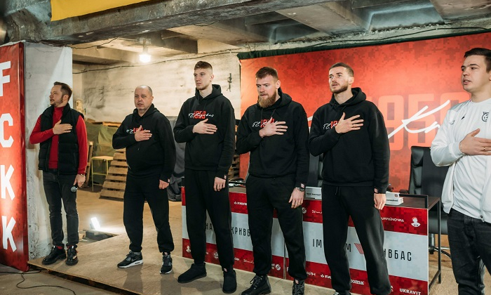 Кривбасс провел встречу с болельщиками в бомбоубежище