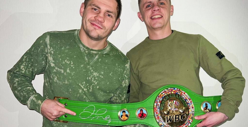 Тренер Беринчика Егор Голуб продал пояс WBC с автографом Мейвезера за 700 тысяч гривен на аукционе для нужд украинской армии - Бокс