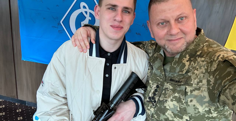 На фоне флага Динамо: Валерий Залужный наградил легендарного «Хищника» Золотым Крестом