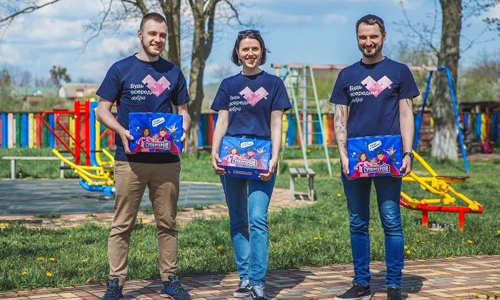 Діти ВПО та військовослужбовців отримали 1000 канцелярських наборів від Favbet Foundation