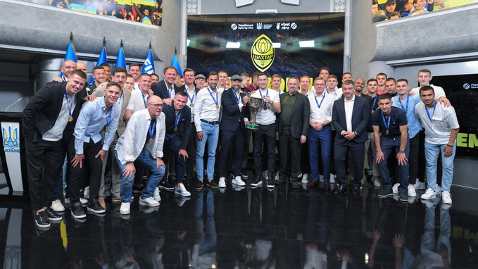 Шахтеру вручили золотые медали и трофей УПЛ - Чемпионат Украины