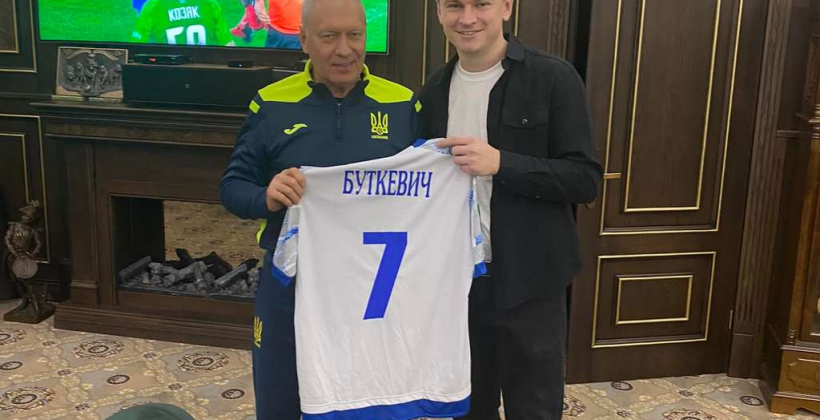 Президент Полесья Буткевич получил именную футболку Звягеля - Чемпионат Украины