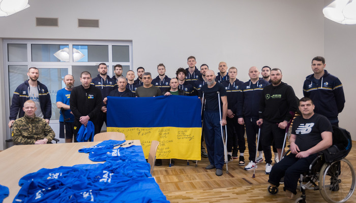 Баскетболисты сборной Украины посетили военный госпиталь в Юрмале - Другая сторона