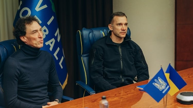 Шевченко пообщался с игроками и тренерами сборной Украины U-19 - Футбол