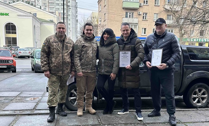 Довбик передал на фрон еще один автомобиль и получил благодарность от командования одной из бригад ВСУ (фото)
