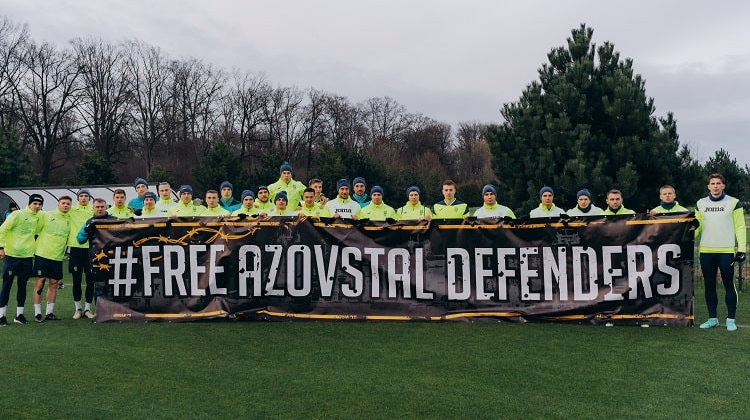 Гравці збірної України розгорнули банер Free Azovstal Defenders - Інша сторона
