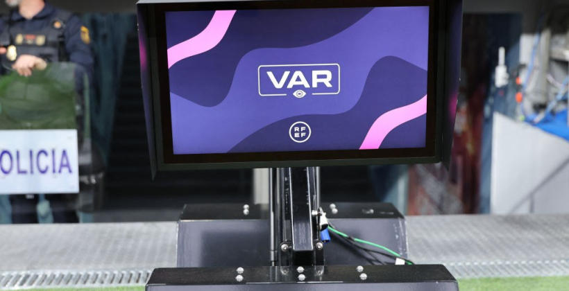 Арбитр VAR в матче Реал - Барселона: У нас нет доказательств того, что мяч пересек линию, поэтому следует назначить угловой и продолжить игру - Чемпионат Испании