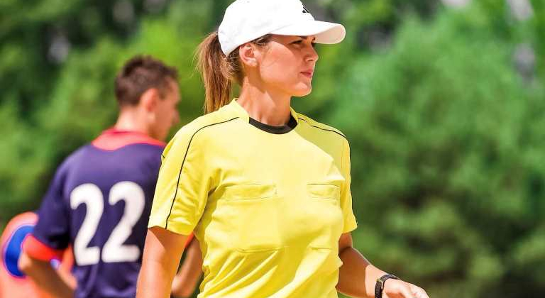 Українка Попаденко судитиме матчі пляжної Ліги чемпіонів-2024 - Пляжний футбол