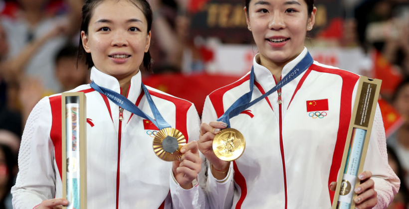 Китаянки Чэнь Цинчэнь и Цзя Ифань стали чемпионками ОИ-2024 по бадминтону в парном разряде - Олимпиада 2024