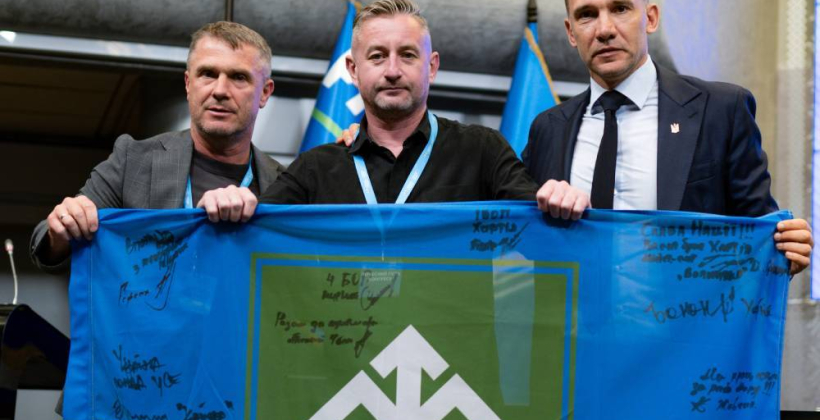 Поэт Сергей Жадан передал УАФ флаг бригады НГУ "Хартия" - Другая сторона