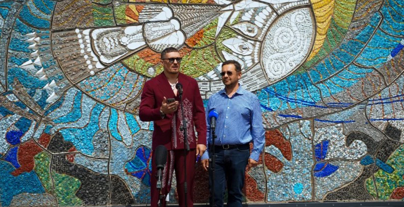 Усик в Лондоне презентовал легендарную мозаику "Боривитер" - Бокс