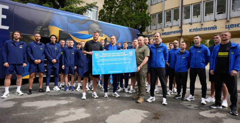 Збірна України відвідала поранених військовослужбовців у Львові - Футбол